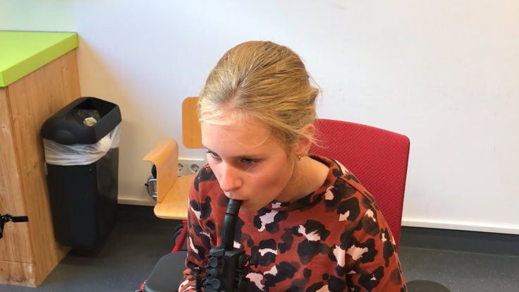 Tatum speelt voor het eerst op de Adapted Travel Sax