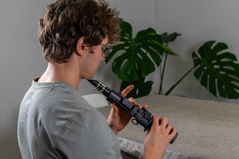 niño tocando el clarinete de viaje